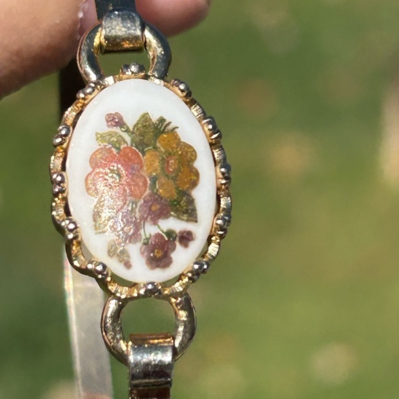 4/$100 Milk glass 1970 gold bangle bracelet 🥰 - Picture 7 of 8